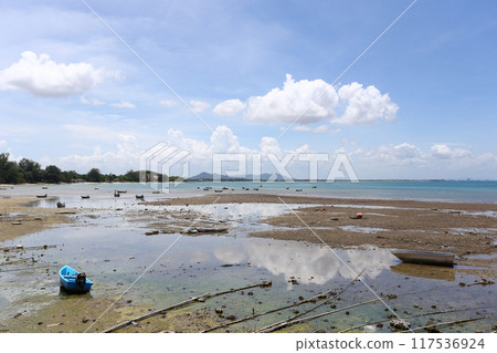 Samae San coast when the water is dry, the sky has white clouds and there are fishing boats moored. Samae San coast when the water is dry, the sky has white clouds and there are fishing boats moored. 117536924