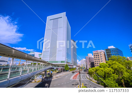 日本橫濱市景 從櫻木町站新南口前的人行天橋看到橫濱市政府、櫻木町站入口等=8月17日 117537333