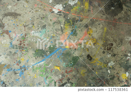 髒牆、噴塗鴉的混凝土牆、飛濺的油漆、噴漆 117538361