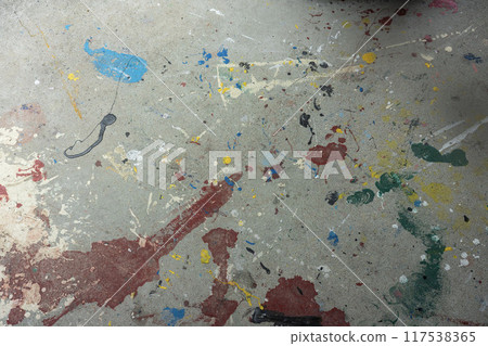 髒牆、噴塗鴉的混凝土牆、飛濺的油漆、噴漆 髒牆、噴塗鴉的混凝土牆、飛濺的油漆、噴漆 117538365
