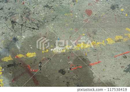 髒牆、噴塗鴉的混凝土牆、飛濺的油漆、噴漆 117538419