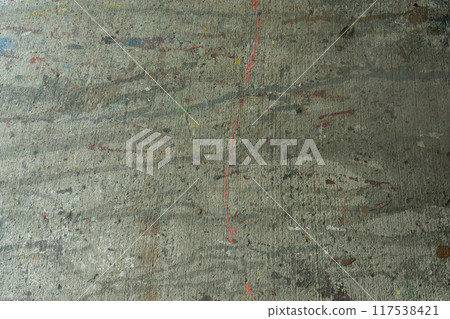 髒牆、噴塗鴉的混凝土牆、飛濺的油漆、噴漆 117538421