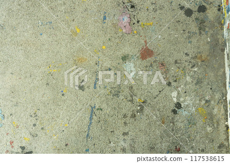 髒牆、噴塗鴉的混凝土牆、飛濺的油漆、噴漆 117538615