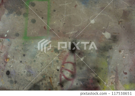 髒牆、噴塗鴉的混凝土牆、飛濺的油漆、噴漆 117538651