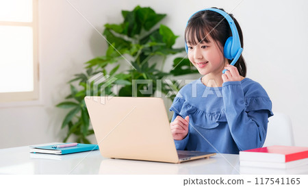 戴著耳機在筆記型電腦上學習的女孩 戴著耳機在筆記型電腦上學習的女孩 117541165
