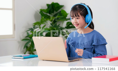 戴著耳機在筆記型電腦上學習的女孩 117541168