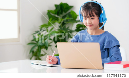 戴著耳機在筆記型電腦上學習的女孩 戴著耳機在筆記型電腦上學習的女孩 117541170