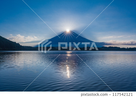 [Shizuoka Prefecture] Diamond Fuji at Lake Tanuki (sequential photo 6) 117542121