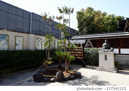 Statue of Abe no Seimei at Seimei Shrine in Kyoto Prefecture, onmyoji Abe no Seimei, and the spirit of the deity Seimei-cho, Kamigyo Ward, Kyoto City 117542125