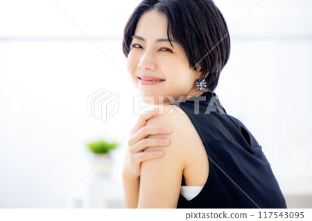 Young lady's portrait 117543095