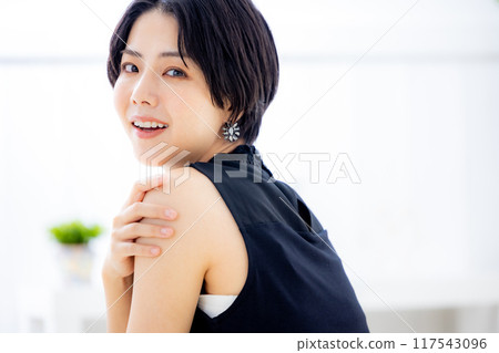 Young lady's portrait 117543096