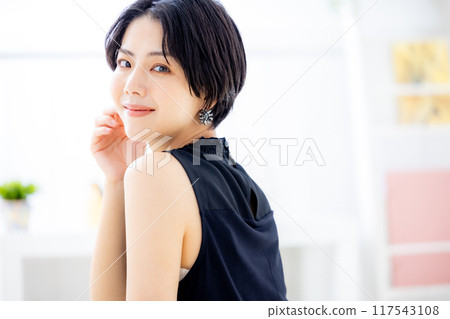 Young lady's portrait 117543108