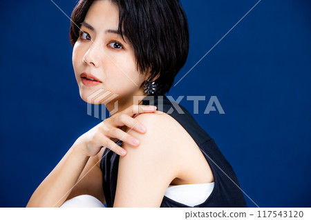Cool woman 117543120