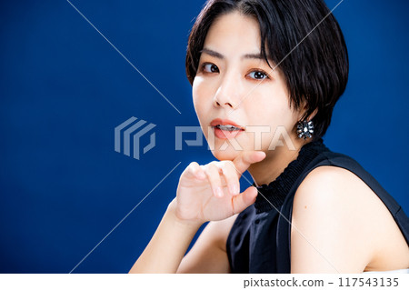 Cool woman 117543135