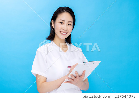 護士顏色回來的年輕女子 117544073