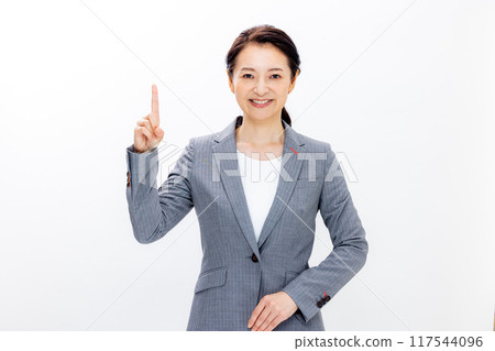 婦女指著手指 117544096
