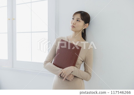 Businesswoman holding a file 117546266