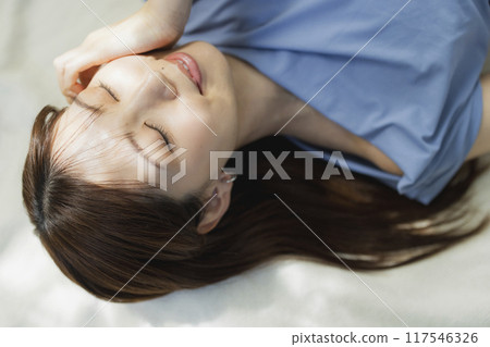 仰臥的美女圖片 117546326