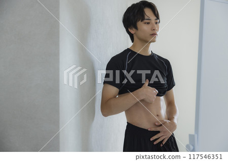 一個穿著運動服的男人 117546351