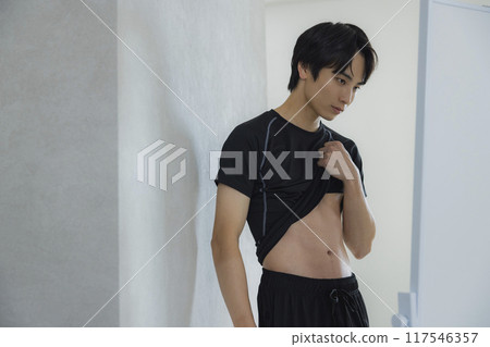 一個穿著運動服的男人 117546357