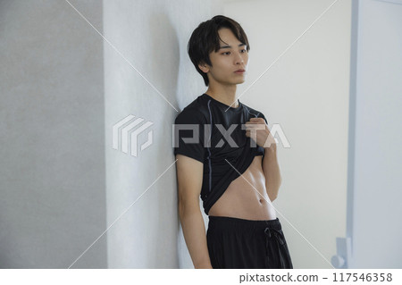 一個穿著運動服的男人 117546358