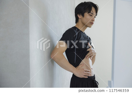 一個穿著運動服的男人 117546359