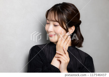 穿黑色上衣的女性 穿黑色上衣的女性 117546437