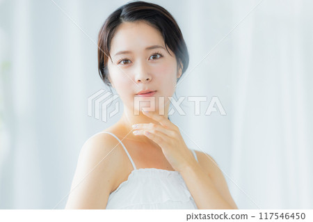 一位年輕女子感到皮膚濕潤 一位年輕女子感到皮膚濕潤 117546450