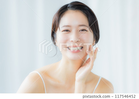 一位年輕女子感到皮膚濕潤 117546452