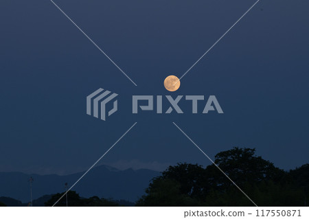 The small moon that just rose is an orange color, as seen from Hakushu-cho, Hokuto City. 117550871