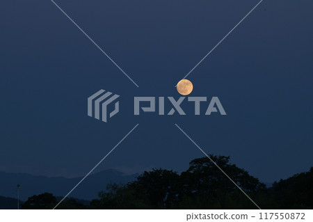 The small moon that just rose is an orange color, as seen from Hakushu-cho, Hokuto City. The small moon that just rose is an orange color, as seen from Hakushu-cho, Hokuto City. 117550872