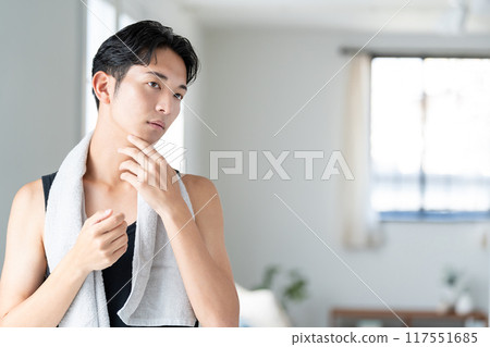 一名患有皮膚問題的年輕人 117551685