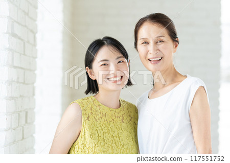 一個女人帶著美好的微笑 117551752