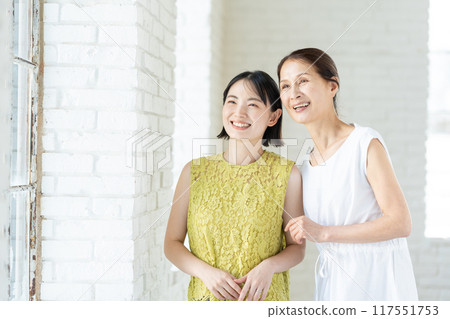 擁抱與微笑的母親和女兒 117551753