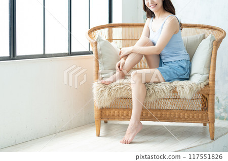年輕女性身體護理美容形象 117551826