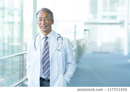 穿著白大褂的資深男性醫生 117551950