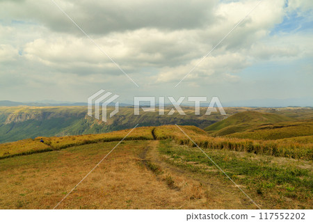 Autumn Aso caldera seen from Daikanbo (November / Aso City, Kumamoto Prefecture) 117552202