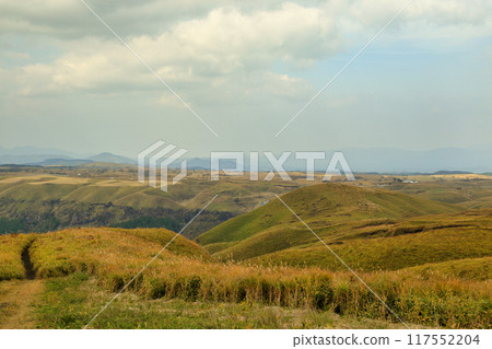 Autumn Aso caldera seen from Daikanbo (November / Aso City, Kumamoto Prefecture) 117552204