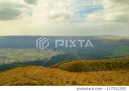 Autumn Aso caldera seen from Daikanbo (November / Aso City, Kumamoto Prefecture) 117552205