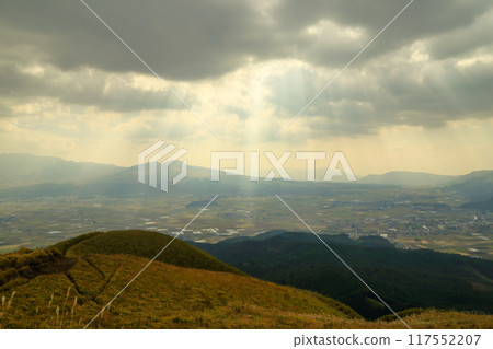 Autumn Aso caldera seen from Daikanbo (November / Aso City, Kumamoto Prefecture) 117552207