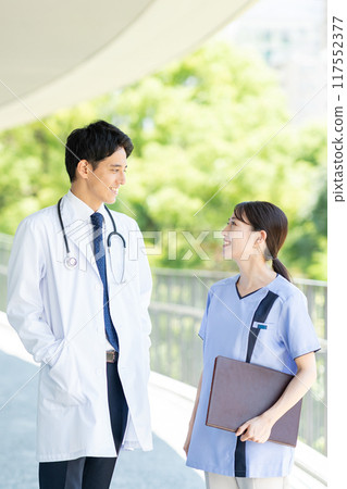 年輕的醫生和護士在醫院工作 117552377
