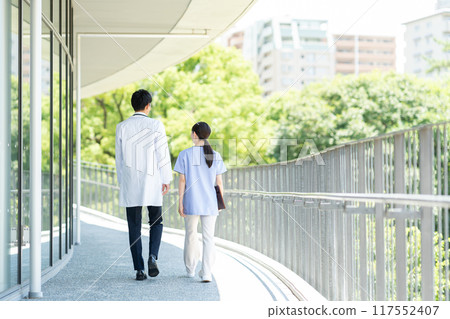 年輕的醫生和護士在醫院工作 117552407