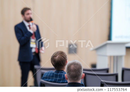 Businessman giving presentation to audience at conference 117553764
