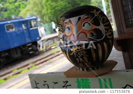 EL Gunma Yokokawa, pulled by EF64-1001, arrives at Yokokawa Station, watched over by Daruma dolls. Photographed on August 17, 2024 117553878