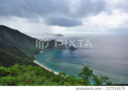 Unsettled autumn weather over the sea 117554170