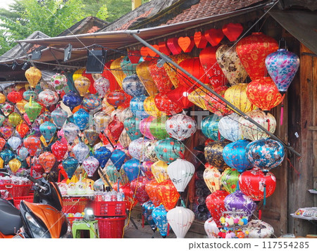 會安老城區的街道上掛滿了美麗的彩色燈籠 117554285