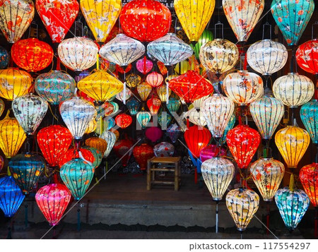 會安老城區的街道上掛滿了美麗的彩色燈籠 117554297