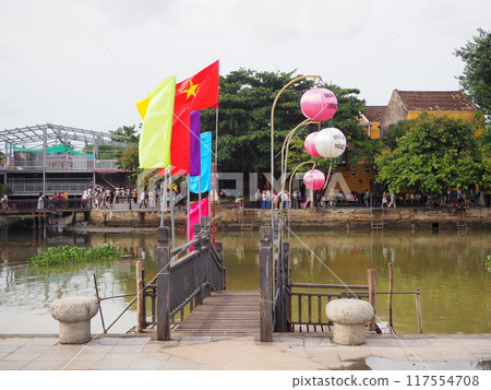 Scenery of the Thu Bon River, famous for floating lanterns, flowing through Hoi An Ancient Town 117554708