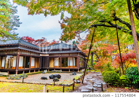 Niigata Maple Garden dyed in autumn colors 117554804