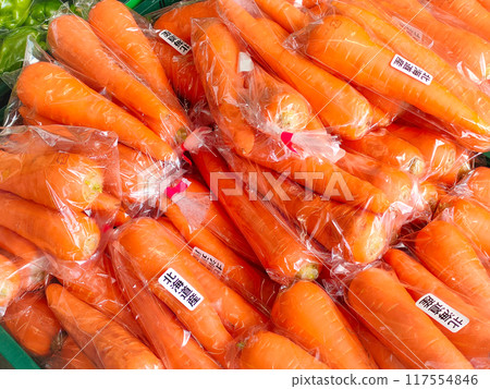 Hokkaido carrots lined up in the vegetable section Hokkaido carrots lined up in the vegetable section 117554846